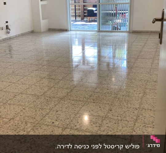 רצפה נקייה ומבריקה בחדר ריק עם חלון גדול